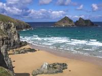 Südende der Holywell Bay mit Gull Rocks